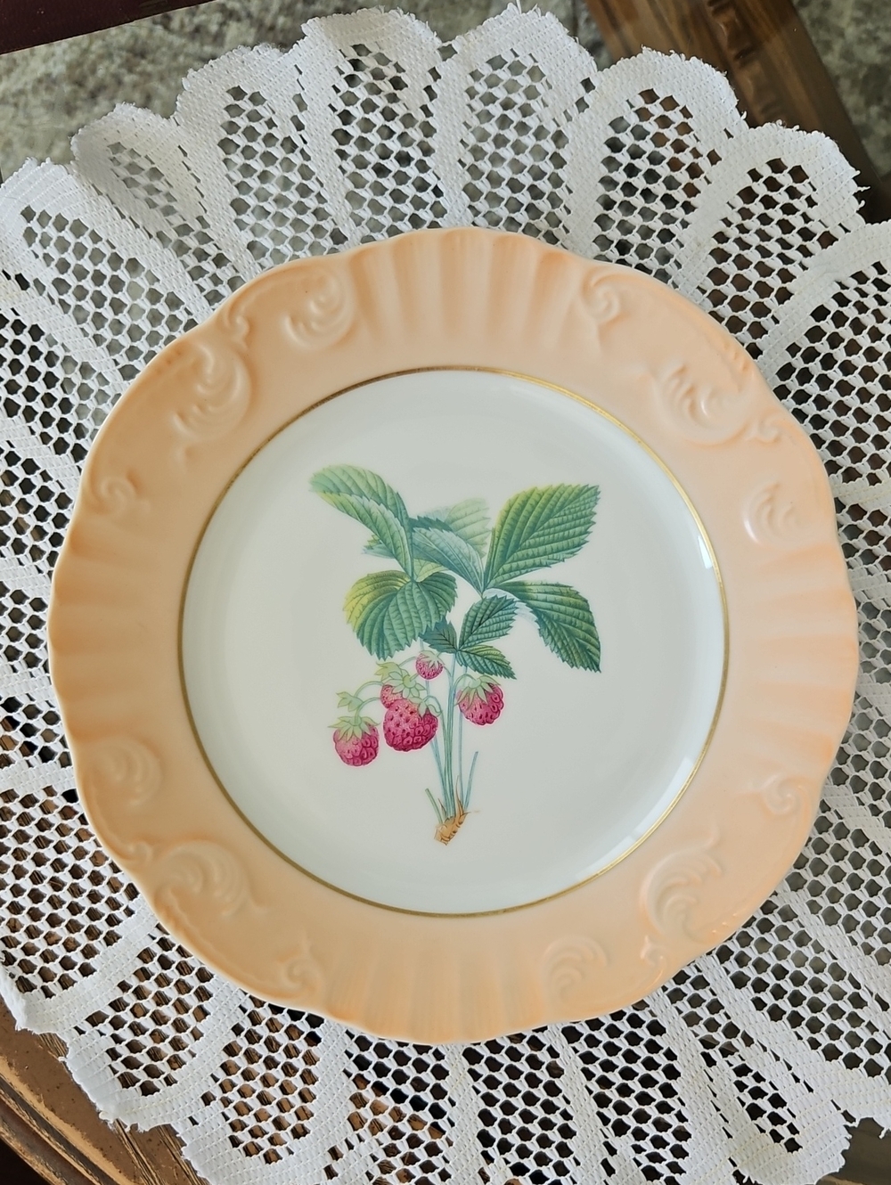 Mottahedeh Peach Rim Strawberry Motif Dessert Plate with Gold Trim